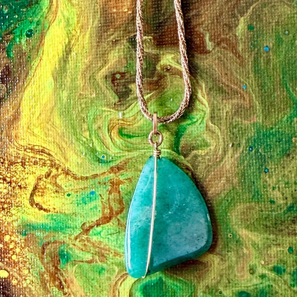 Beautiful Jade Pendant Necklace with gold tone braided 11.5 inch chain